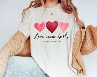 Maglietta Comfort Colors® Love Never Fails, maglietta con versetto della Bibbia, maglietta per San Valentino