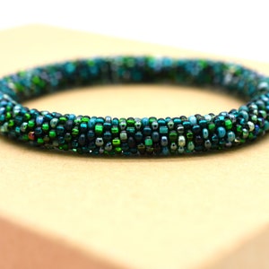 Donkergroene armbandsieraden, donkergroene gehaakte armband van kralenmix, alle MATEN, handgemaakte armband, armband in Nepalese stijl zonder sluiting