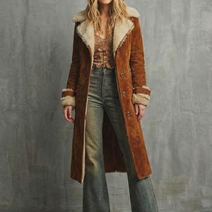 Handgemaakte vintage lange jas van suède van schapenvacht voor dames - retrobruine wintertrenchjack uit de jaren 70