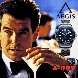Puede incluir: Un reloj de acero inoxidable con esfera azul oscuro y correa a juego. El reloj tiene un bisel giratorio y se muestra junto a una persona con esmoquin sosteniendo un martini. La palabra "AEGIS" está encima del reloj.