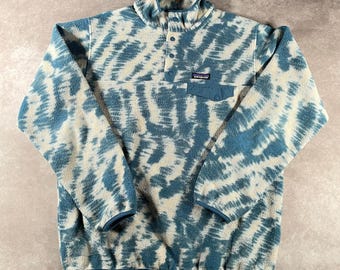 Sudadera Patagonia Synchilla Snap-T para hombre, talla XL, con estampado geométrico en azul marino y efecto tie-dye.