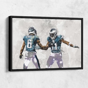 Puede incluir: Obra de arte enmarcada que muestra a dos jugadores de fútbol americano con uniformes turquesa y blancos. Los jugadores, con los números 6 y 11, están representados en un estilo pictórico sobre un fondo texturizado.