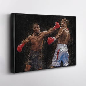Può includere: Stampa su tela incorniciata raffigurante un incontro di boxe. Due pugili muscolosi, con guantoni rossi e pantaloncini, sono colti nel vivo del combattimento. Lo sfondo scuro presenta schizzi di vernice, che esaltano l'azione.