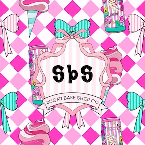 Könnte beinhalten: Ein rosa-weiß karierter Hintergrund mit Illustrationen von Schleifen, Eiswaffeln und Dosen. Das zentrale Design zeigt die Buchstaben "sbs" in einem dekorativen Rahmen, mit dem Text "SUGAR BABE SHOP CO" darunter.