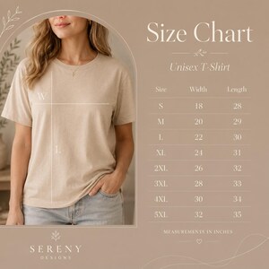 Op de afbeelding: Een beige t-shirt met korte mouwen gedragen door een persoon, met een maattabel getiteld Size Chart Unisex T-Shirt. De tabel toont de maten S tot 5XL met bijbehorende breedte- en lengtematen in inches, vari&euml;rend van 18 tot 35 inch.