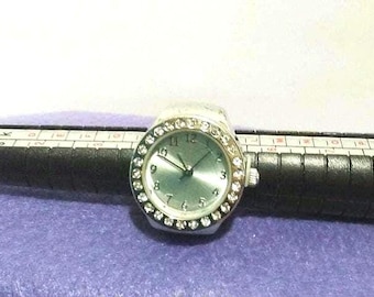 Klasyczny pierścionek Claire's Stretch ze stali nierdzewnej z perłową tarczą i srebrnymi wskazówkami