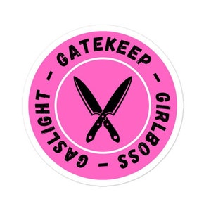 Peut inclure: Autocollant rond rose avec le texte "Gaslight - Gatekeep - Girlboss" et deux couteaux de cuisine croisés en noir.