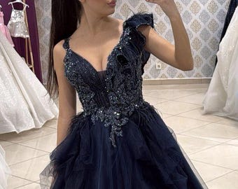 Vestido de noche de tul azul marino con escote en V y cuentas con detalles de encaje bordado