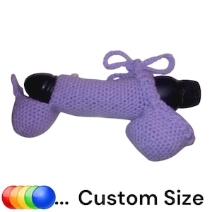 Op de afbeelding: Een zwart fallisch gevormd object in een lichtpaarse gehaakte hoes met een strikdetail aan de bovenkant. De hoes heeft een textuur breipatroon en is gevormd naar het object. Onder het object staat de tekst: Custom Size.