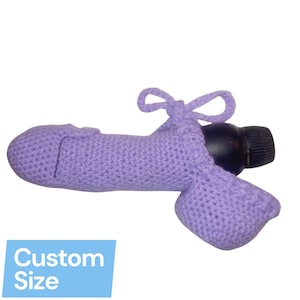 Puede incluir: Una funda de botella de ganchillo lavanda con cierre de lazo. La funda está diseñada para adaptarse alrededor de una botella, con una sección para el cuello y una solapa. El texto "Custom Size" está en un rectángulo azul.