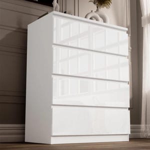 Può includere: Una cassettiera bianca lucida con quattro cassetti. Il design moderno presenta una superficie riflettente. Oggetti decorativi sono posti sopra la cassettiera.