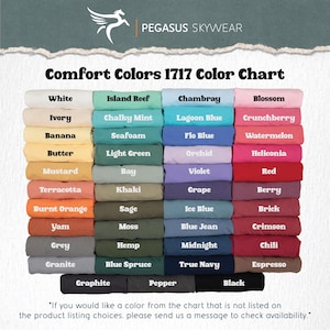 K&ouml;nnte beinhalten: Eine Comfort Colors 1717 Farbkarte von Pegasus Skywear mit gefalteten T-Shirts in verschiedenen Farbt&ouml;nen, darunter Wei&szlig;, Elfenbein, Banane, Butter, Senf, Terrakotta, gebranntes Orange, Yam, Grau, Granit, Graphit, Island Reef, Chalky Mint, Seafoam, Hellgr&uuml;n, Bay, Khaki, Salbei, Moos, Hanf, Blue Spruce, Pfeffer, Chambray, Lagoon Blue, Flo Blue, Orchidee, Violett, Traube, Eisblau, Blue Jean, Mitternacht, True Navy, Bl&uuml;te, Crunchberry, Wassermelone, Heliconia, Rot, Beere, Ziegel, Karmesin, Chili, Espresso und Schwarz.