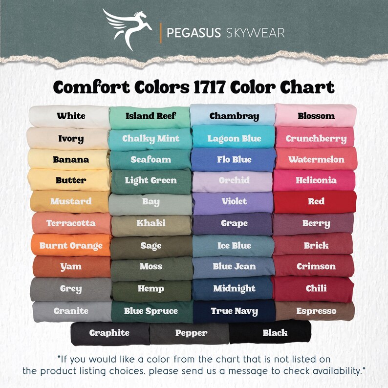 K&ouml;nnte beinhalten: Eine Comfort Colors 1717 Farbkarte von Pegasus Skywear mit gefalteten T-Shirts in verschiedenen Farbt&ouml;nen, darunter Wei&szlig;, Elfenbein, Banane, Butter, Senf, Terrakotta, gebranntes Orange, Yam, Grau, Granit, Graphit, Island Reef, Chalky Mint, Seafoam, Hellgr&uuml;n, Bay, Khaki, Salbei, Moos, Hanf, Blue Spruce, Pfeffer, Chambray, Lagoon Blue, Flo Blue, Orchidee, Violett, Traube, Eisblau, Blue Jean, Mitternacht, True Navy, Bl&uuml;te, Crunchberry, Wassermelone, Heliconia, Rot, Beere, Ziegel, Karmesin, Chili, Espresso und Schwarz.