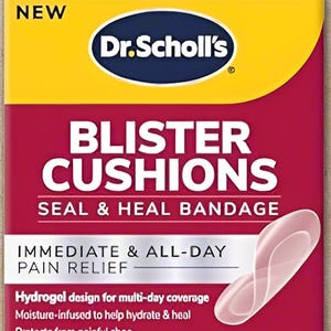 Könnte beinhalten: Verpackung von Dr. Scholl's Blister Cushions. Die Verpackung ist hauptsächlich gelb und rot, mit weißen Informationen. Sie verspricht, Blasen zu heilen und zu verhindern und bietet sofortige und ganztägige Schmerzlinderung.