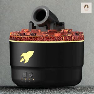 Può includere: Diffusore di oli essenziali nero e arancione a forma di razzo con logo a razzo giallo. La parte superiore presenta un design a cannone e un motivo arancione incandescente. Pulsanti di controllo sul davanti.