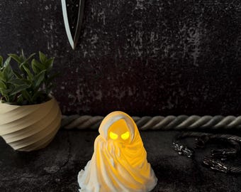 LED Ghost Figurine with Cape – Glowing Ghost Decoration, Halloween Night Light, Spooky Table Decoration, Gaming Room & Fantasy Gift