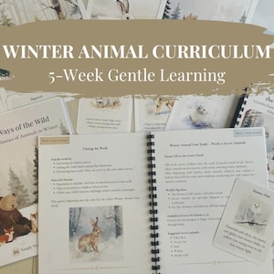 Może przedstawiać: Materiały edukacyjne do programu nauczania o zwierzętach zimowych. Obraz przedstawia otwarte książki, fiszki i ilustracje z tekstem "Winter Animal Curriculum" i "5-Week Gentle Learning". Tematem są zwierzęta zimowe.