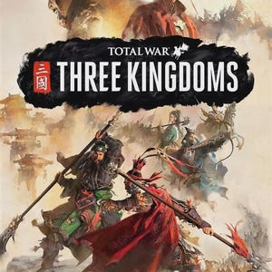 Könnte beinhalten: Ein Werbeplakat für das Videospiel Total War: Three Kingdoms mit einem zentralen Titelblock im schwarzen Tusche-Stil und weißem Text. Das Bild zeigt mehrere Krieger in traditioneller Rüstung, die Speere und Bögen in einer Schlacht führen.