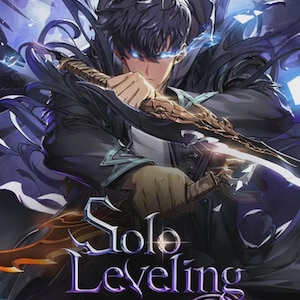Peut inclure: Une illustration numérique représentant un personnage aux cheveux sombres et aux yeux bleu brillant, portant une cape noire à capuche et maniant deux poignards ornés. Le texte Solo Leveling ARISE est affiché au centre dans une police blanche et violette.