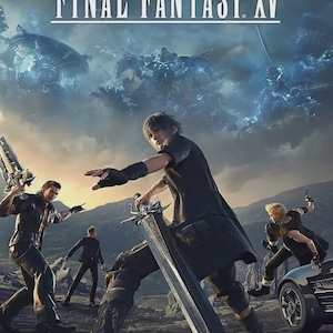 Può includere: La copertina del videogioco Final Fantasy XV mostra quattro personaggi in un paesaggio roccioso e scuro. Una figura centrale impugna una grande spada, mentre altri sono vicini. Sopra di loro, una creatura meccanica blu brillante incombe.