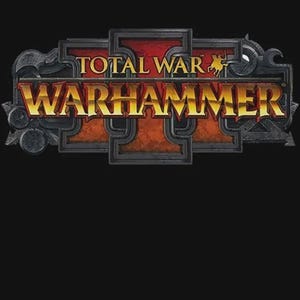 Könnte beinhalten: Das Logo von Total War Warhammer III zeigt eine große, metallisch dunkelgraue römische Ziffer III als Hintergrund. Die Worte Total War sind in Gelb gehalten, und das Wort Warhammer ist in großen, fettgedruckten, gold-orangen Buchstaben.
