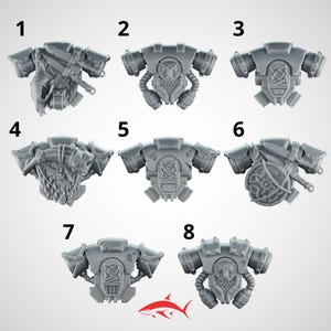 Może przedstawiać: Kolekcja ośmiu szarych miniaturowych elementów zbroi, każdy z unikalnymi wzorami i detalami. Elementy zbroi posiadają naramienniki, skomplikowane napierśniki i różne mocowania, odpowiednie do gier stołowych lub modelarstwa.