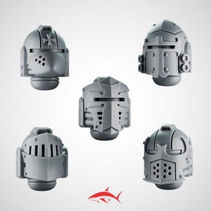 Könnte beinhalten: Fünf graue Kunststoff-Miniaturen von Ritterhelmen. Jeder Helm hat ein einzigartiges Design, einschließlich Visiere, Belüftung und dekorative Elemente. Die Helme sind wahrscheinlich für Tabletop-Spiele oder Modellbau gedacht. Unten befindet sich ein rotes Hai-Logo.