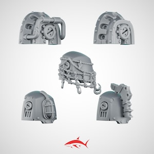 Peut inclure: Ensemble de pièces d'armure miniatures en plastique gris, comprenant des épaulières et des casques. Les motifs présentent des détails mécaniques tels que des engrenages, des tuyaux et des filets, suggérant un thème de science-fiction ou de fantaisie. Ces pièces sont probablement destinées aux jeux de table ou au modélisme.