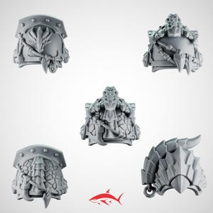 Peut inclure: Cinq pièces d'armure d'épaule miniatures grises et détaillées, probablement pour un jeu de société. Chaque pièce présente des motifs complexes, notamment des écailles texturées, des pointes et des éléments décoratifs. Les pièces sont disposées sur fond blanc.