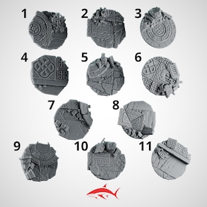 Op de afbeelding: Een verzameling van elf grijze miniatuurvoeten met verschillende gedetailleerde ontwerpen. Elke voet heeft een cirkelvormige of rechthoekige vorm met ingewikkelde patronen, waaronder Keltische knopen en gegraveerde tekst. De voeten zijn ontworpen voor tabletop gaming.