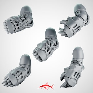 Peut inclure: Cinq miniatures de bras robotiques gris avec des conceptions mécaniques détaillées. Chaque bras présente une articulation d'épaule arrondie, un avant-bras articulé et une main avec des structures complexes en forme de doigts. Les bras sont conçus avec des rivets et un réseau complexe de tubes et de fils.
