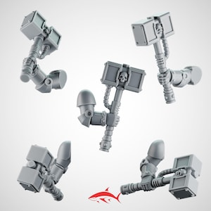 Könnte beinhalten: Fünf graue Miniaturhämmer mit angesetzten Armen, jeweils mit rechteckigem Kopf und Griff. Die Hammerköpfe haben ein Totenkopfdesign. Die Arme sind beweglich und detailliert. Das Bild ist vor weißem Hintergrund.