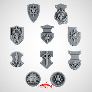 Peut inclure: Ensemble de boucliers miniatures gris avec divers motifs : soleils, crânes, épées et tête de lion. Les boucliers, de formes et tailles variées, sont adaptés aux jeux de figurines ou aux projets créatifs.