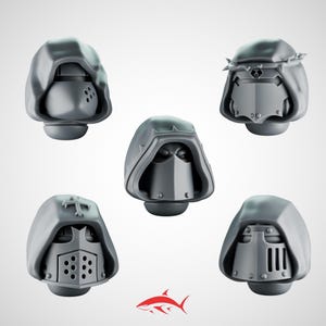 Puede incluir: Cinco miniaturas de cascos grises con capucha y varios diseños de placa frontal. Los cascos presentan diferentes detalles, como una cruz, una corona y múltiples patrones de ventilación. Las miniaturas son probablemente para juegos de mesa o modelismo.