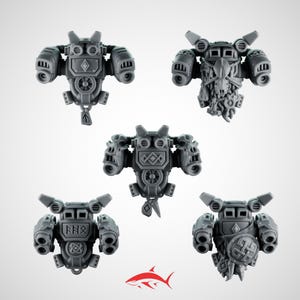 Könnte beinhalten: Fünf graue Miniatur-Mechanikkomponenten mit verschiedenen Designs. Jede Komponente hat einen zentralen Körper mit kreisförmigen und geometrischen Details, flankiert von zwei Sätzen zylindrischer Strukturen. Einige haben Runen, Schilde oder andere dekorative Elemente. Unten befindet sich ein rotes Hai-Logo.