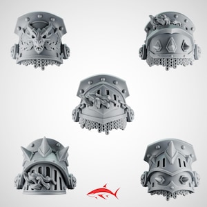 Peut inclure: Ensemble de cinq casques de chevalier miniatures gris, chacun avec des éléments décoratifs uniques. Les casques présentent des motifs complexes, notamment des motifs de dragons, des pointes et des détails en cotte de mailles. Fond uni.