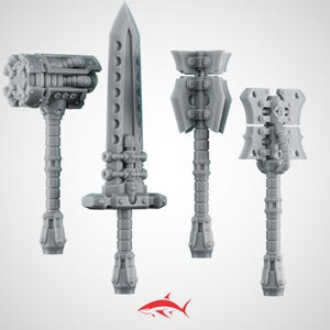 Könnte beinhalten: Ein Set aus vier unbemalten grauen Miniaturwaffen aus Kunstharz, bestehend aus einem großen Hammer, einem langen Schwert und zwei verschiedenen Äxten. Jedes Teil weist komplexe mechanische Details, segmentierte Griffe und industrielle Platten auf.