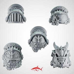 Peut inclure: Ensemble de cinq casques miniatures gris, chacun avec des designs uniques. Les casques présentent des visières, des éléments décoratifs et des surfaces texturées. Un casque a l'apparence d'un dragon, tandis que d'autres ont des motifs complexes.