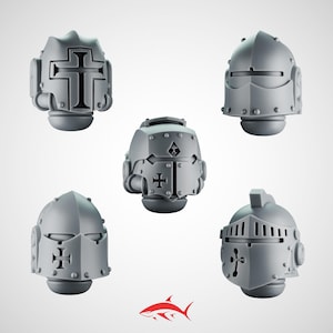 Könnte beinhalten: Fünf graue Miniatur-Ritterhelme aus Kunststoff mit Kreuzdesigns. Die Helme variieren im Stil, einige haben volle Visiere, andere sind offen. Für Tabletop-Spiele oder Modellbau.