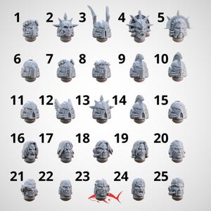 Op de afbeelding: Een verzameling van vijfentwintig grijze miniatuurharskoppen voor spelfiguren, gerangschikt in een raster van vijf bij vijf. Elke kop is genummerd van één tot vijfentwintig, met diverse helmontwerpen, gezichtsuitdrukkingen en kapsels.