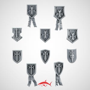 Peut inclure: Une collection d'emblèmes gris en forme de bouclier, avec divers motifs de croix et héraldiques. Certains boucliers ont des rubans attachés. Les emblèmes varient en taille et en forme, avec quelques-uns représentant une tête de mort et une épée. Thème médiéval ou historique.