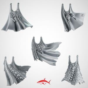Peut inclure: Cinq capes fantastiques grises avec des motifs complexes. Chaque cape présente un motif texturé unique et des éléments décoratifs, notamment des accents en forme de crâne et des caractéristiques de dragon. Les capes sont présentées sur un fond uni, soulignant leur savoir-faire détaillé.