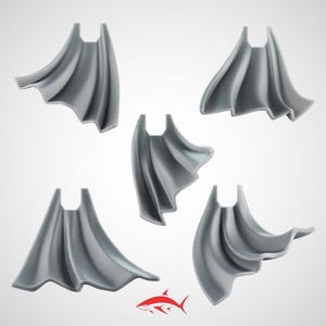 Peut inclure: Présentation de cinq capes grises, chacune avec un design fluide distinctif. Les capes sont disposées pour mettre en valeur leur forme et leur texture. Un logo de requin rouge est en bas.