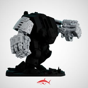 Op de afbeelding: Een zwart en grijs robotachtig figuur met beweegbare armen en vuisten. Het figuur heeft een blokkerig ontwerp met gedetailleerde mechanische componenten. De basis is donker en de algehele esthetiek suggereert een sciencefiction- of fantasiethema.