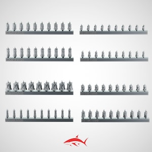 Könnte beinhalten: Mehrere Sätze grauer Miniaturfiguren, wahrscheinlich für Tabletop-Spiele oder Modellbau, sind auf grauen Sockeln angeordnet. Jeder Satz weist ein anderes Design auf, darunter verhüllte Figuren und kerzenartige Formen. Der Text "GREYTIDE STUDIO" ist auf jedem Sockel aufgedruckt.