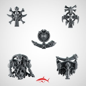Może przedstawiać: Zestaw pięciu szarych, misternie zaprojektowanych miniaturowych ozdób wikingów. Każdy element zawiera czaszki, rogi i struktury w kształcie krzyża, sugerując motyw fantasy lub historyczny. Ozdoby są prawdopodobnie przeznaczone do rękodzieła lub modelarstwa.