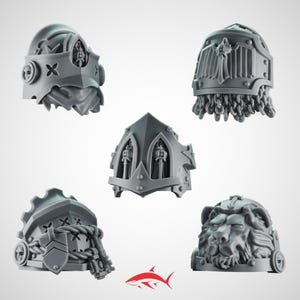 Op de afbeelding: Vijf grijze miniatuurhelm-ontwerpen, elk met unieke details. Eén heeft een leeuwenkop, een ander een maliënkolderdrape, en andere tonen ingewikkelde architectonische elementen en kruisen. Waarschijnlijk voor miniatuur wargaming of modelbouw.