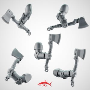 Könnte beinhalten: Eine Sammlung von fünf grauen Miniaturäxten, jede gehalten von einem detaillierten Arm mit Rüstung. Die Äxte haben Holzgriffe und Metallklingen. Die Arme befinden sich in verschiedenen Positionen, was auf Aktion oder Präsentation hindeutet. Ein rotes Hai-Logo befindet sich unten rechts.
