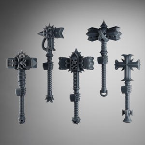 Op de afbeelding: Vijf grijze miniatuur oorlogshamers met verschillende ontwerpen. De hamers hebben stekelige, kruis- en schedelmotieven. De handvatten zijn getextureerd en gedetailleerd, sommige hebben een spiraalvormig ontwerp. De hamers staan tegen een grijze achtergrond.