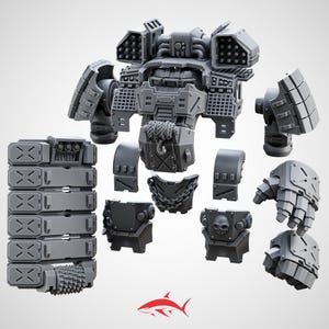 Può includere: Un kit di modellismo in plastica grigia di un camminatore da combattimento futuristico, composto da un busto centrale con gancio, due lanciamissili, spallacci, due mani articolate e un gruppo cingolato separato con rullo chiodato e teschio.